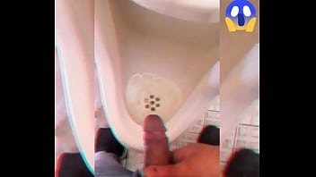 Orinando en un baño público