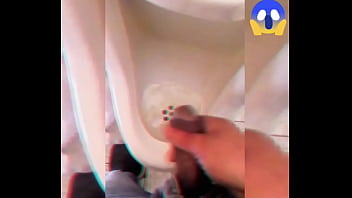 Orinando en un baño público