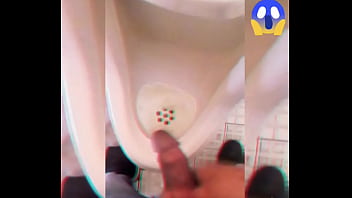 Orinando en un baño público