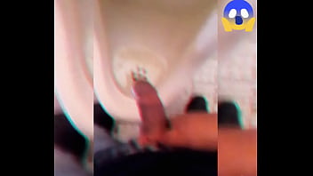 Orinando en un baño público