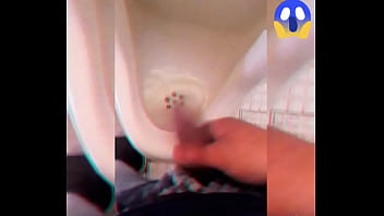 Orinando en un baño público