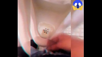 Orinando en un baño público