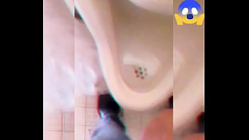Orinando en un baño público
