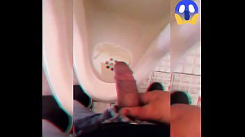 Orinando en un baño público