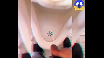 Orinando en un baño público