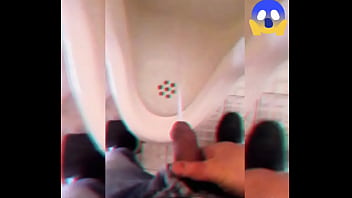 Orinando en un baño público