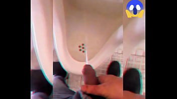 Orinando en un baño público