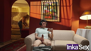 Madrastra encuentra a su hijastro masturbandose y se lo folla a escondidas cata sanchez