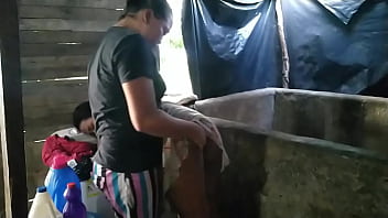 Las campesinas nunca habían experimentado el sexo lésbico y ya que lo probaron no paran de ejercerlo cada vez que pueden