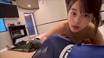 【同棲カップルの日常sex】臭い彼女の酸っぱいマンコをたしなんだ後に軽く中出しsexするカップル。