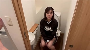 【同棲カップルの日常sex】臭い彼女の酸っぱいマンコをたしなんだ後に軽く中出しsexするカップル。