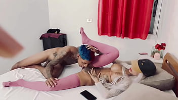 Caiu no xvídeos devagarinho na magrinha para não machucar completo no red e no cher