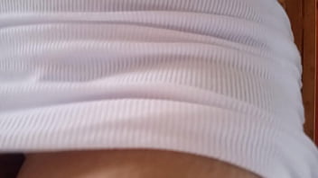 Hijastra en el balcon tiene calor y se le ve su coño mojado el vecino pervertido la observa y la hijastra se da cuenta ytermina en su cama a seguir con su deliciosa masturbacion