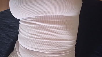 Hijastra en el balcon tiene calor y se le ve su coño mojado el vecino pervertido la observa y la hijastra se da cuenta ytermina en su cama a seguir con su deliciosa masturbacion