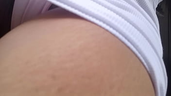 Hijastra en el balcon tiene calor y se le ve su coño mojado el vecino pervertido la observa y la hijastra se da cuenta ytermina en su cama a seguir con su deliciosa masturbacion