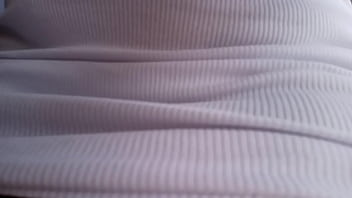 Hijastra en el balcon tiene calor y se le ve su coño mojado el vecino pervertido la observa y la hijastra se da cuenta ytermina en su cama a seguir con su deliciosa masturbacion