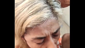 Metidinha no cu boquete e gozada no olho