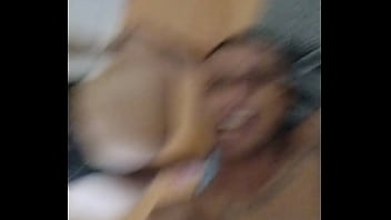 Adoro rebolar minha bunda para vocês