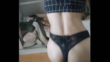 Adoro rebolar minha bunda para vocês