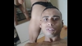 Adoro rebolar minha bunda para vocês