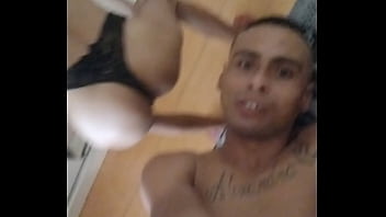 Adoro rebolar minha bunda para vocês