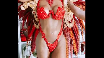 Lavínia Trans Dotada Em Seu Ensaio Fotográfico Com Fantasia Luxuosa thumbnail