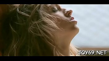 Teen hotty plays with her pussy