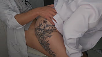 Enfermeira safada pega o doutor no banheiro do hospital e a surra de sexo é de emergência