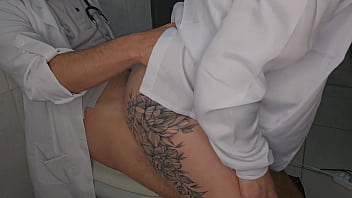 Enfermeira safada pega o doutor no banheiro do hospital e a surra de sexo é de emergência