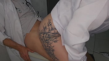 Enfermeira safada pega o doutor no banheiro do hospital e a surra de sexo é de emergência