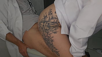 Enfermeira safada pega o doutor no banheiro do hospital e a surra de sexo é de emergência