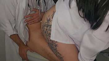 Enfermeira safada pega o doutor no banheiro do hospital e a surra de sexo é de emergência