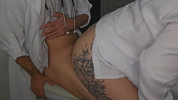 Enfermeira safada pega o doutor no banheiro do hospital e a surra de sexo é de emergência