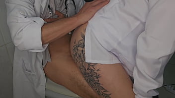 Enfermeira safada pega o doutor no banheiro do hospital e a surra de sexo é de emergência