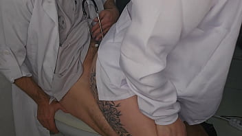 Enfermeira safada pega o doutor no banheiro do hospital e a surra de sexo é de emergência