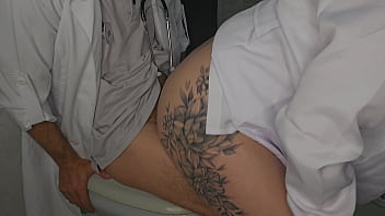 Enfermeira safada pega o doutor no banheiro do hospital e a surra de sexo é de emergência