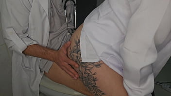 Enfermeira safada pega o doutor no banheiro do hospital e a surra de sexo é de emergência