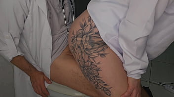 Enfermeira safada pega o doutor no banheiro do hospital e a surra de sexo é de emergência Enfermeira safada pega o doutor no banheiro do hospital e a surra de sexo é de emergência