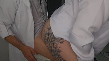 Enfermeira safada pega o doutor no banheiro do hospital e a surra de sexo é de emergência