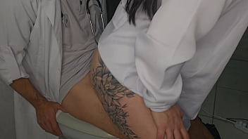 Enfermeira safada pega o doutor no banheiro do hospital e a surra de sexo é de emergência
