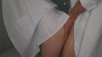 Enfermeira safada pega o doutor no banheiro do hospital e a surra de sexo é de emergência