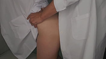 Enfermeira safada pega o doutor no banheiro do hospital e a surra de sexo é de emergência