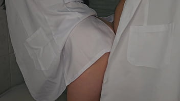 Enfermeira safada pega o doutor no banheiro do hospital e a surra de sexo é de emergência