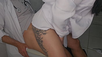 Enfermeira safada pega o doutor no banheiro do hospital e a surra de sexo é de emergência