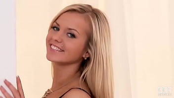 Pleasuring her pretty pie