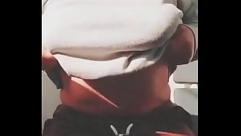 Hoy es #martesdeenseñarlastetas así que aquí tenéis las mías y en publico como más me gusta enseñarlas compen