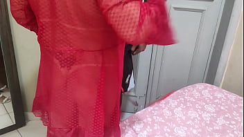 Coroa dando para entregador