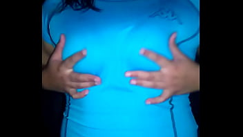 Nena en ropa deportiva termina mojada