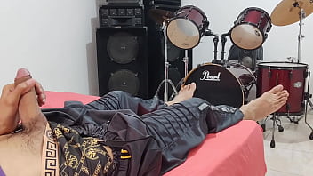 Man masturbates his big cock in front of the camera