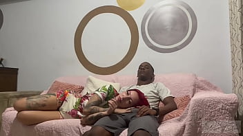 Senti o pau duro do meu enteado no meu rosto e não resisti